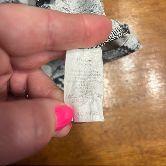 Be Stage knot front black white gray snakeskin top size XL - Picture 5 of 6